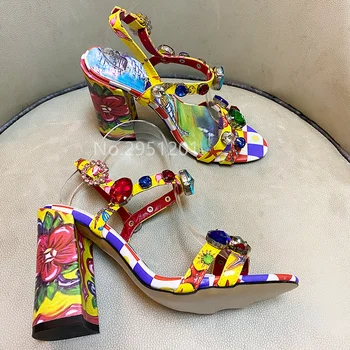 Милые девушки, разноцветные женские сандалии на массивном каблуке, роскошные свадебные туфли-лодочки с бисером и кристаллами